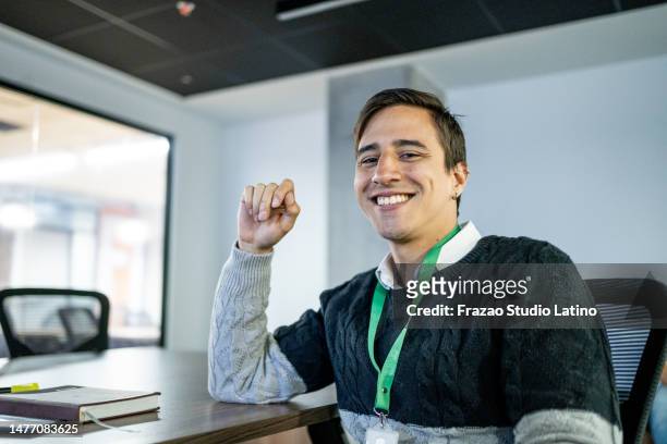 porträt eines jungen mannes im besprechungsraum - internship marketing stock-fotos und bilder