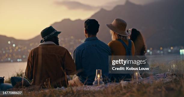 reden, rücken und freunde am strand während des sonnenuntergangs für urlaub, bindung und landschaft. natur, ruhe und männer und frauen, die am meer sitzen, um abends die aussicht zu genießen, freundschaft und zusammengehörigkeit - sunset freinds city stock-fotos und bilder