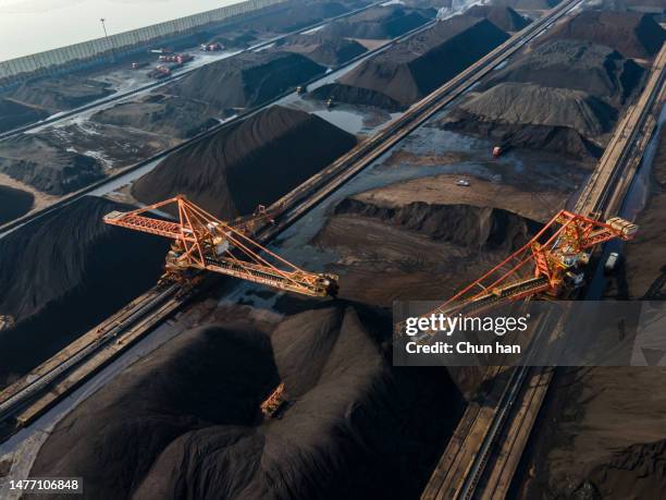 machinery at the coal port is transporting coal - carbonate mineral imagens e fotografias de stock