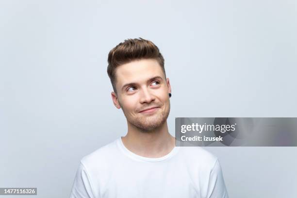 young man looking up - endast en ung man bildbanksfoton och bilder