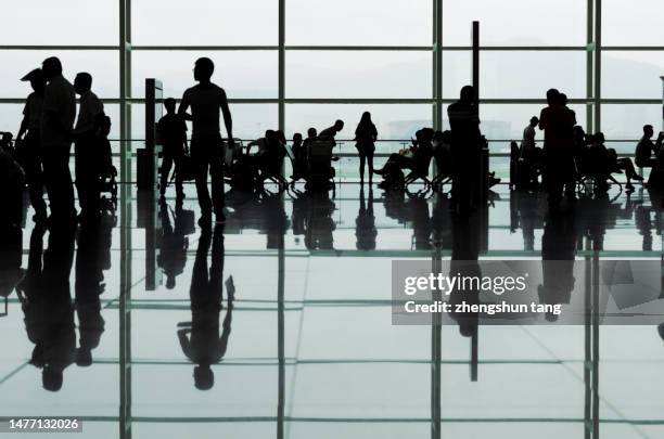 tourists at the airport - pekín express fotografías e imágenes de stock