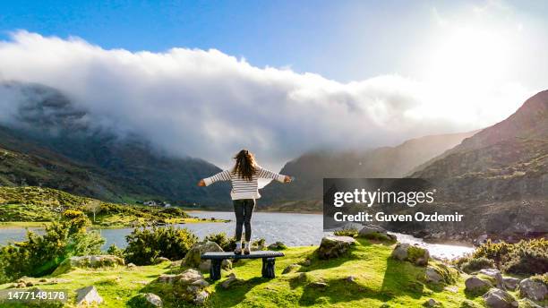 vista aerea di gap of dunloe, contea di kerry, irlanda, donna che osserva il lago dal punto di vista, essere liberi nella natura, donna forte nella natura, donna che saluta la natura, fotografia della natura cinematografica, rilassamento meditazione natura - contea di kerry foto e immagini stock