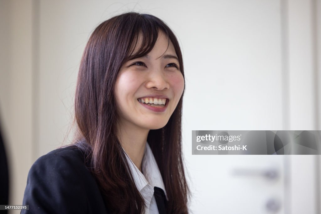 会議室で話し合う幸せな若い実業家