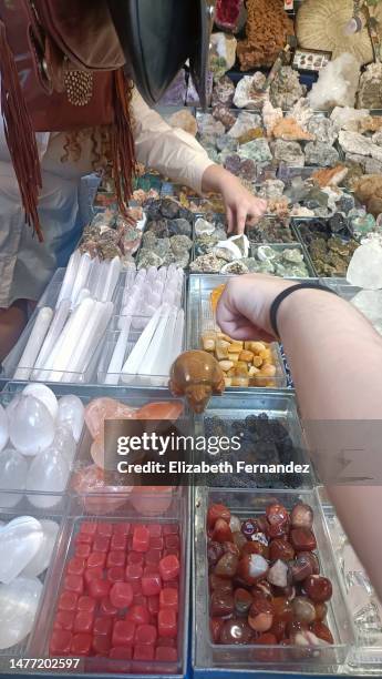 people shopping in mineral street shop - woman frog hand stockfoto's en -beelden
