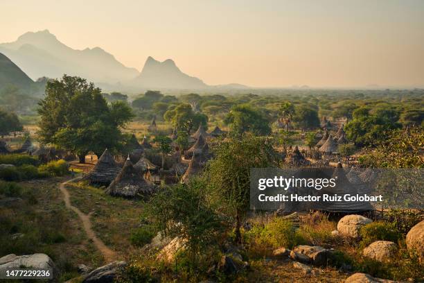 larim village - zuid soedan stockfoto's en -beelden