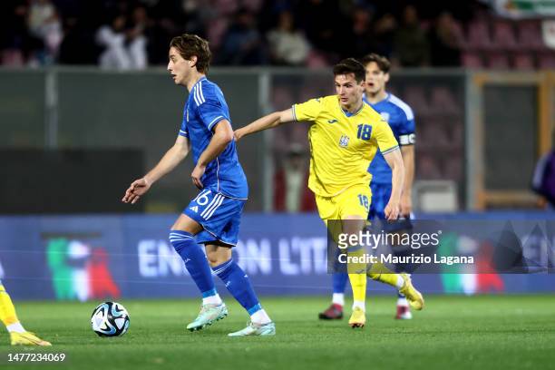 Edoardo Bove of Italy competes for the ball with Dmytro Kryskiv of Ukraine during the International Friendly match between Italy U21 and Ukraine U21...
