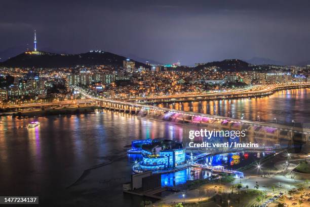 banpo bridge rainbow fountain night view, han river, gangnam, namsan tower, some sevit - han gang stockfoto's en -beelden