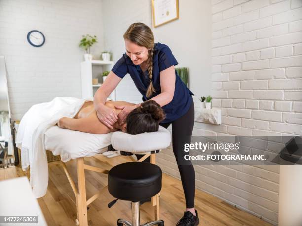 masseurin behandelt patientin - massieren stock-fotos und bilder