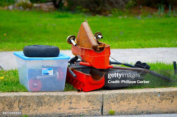rubbish on curb - curb stock pictures, royalty-free photos & images
