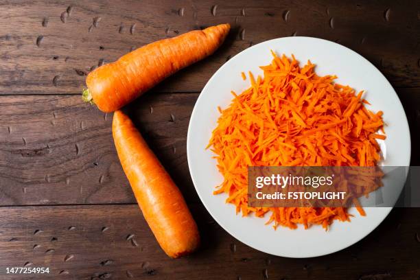 grated carrot in white plate - aperitivo plato de comida imagens e fotografias de stock