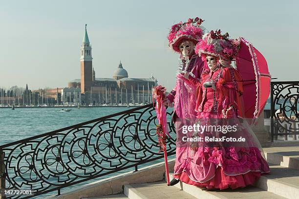 due sul ponte in maschere di carnevale di venezia (xxxl - carnevale di venezia foto e immagini stock