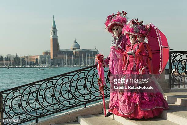 couple of masks on bridge at carnival in venice (xxxl) - italian carnival stock pictures, royalty-free photos & images