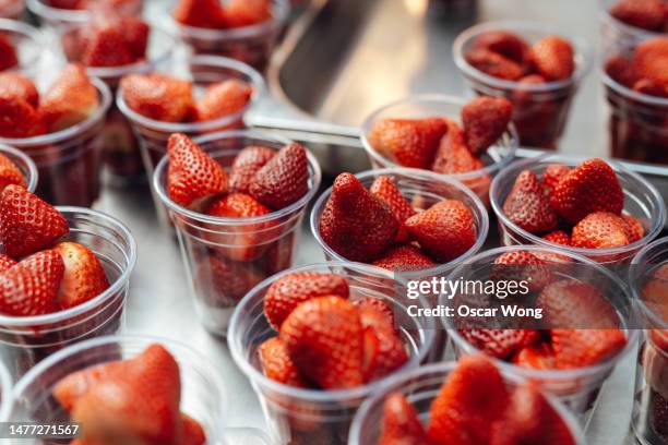 cups of fresh strawberries on counter of market stall - juicy strawberry stock pictures, royalty-free photos & images