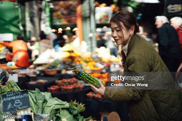 young asian woman shopping fruits and vegetables in local farmers market - laag koolhydraten dieet stockfoto's en -beelden