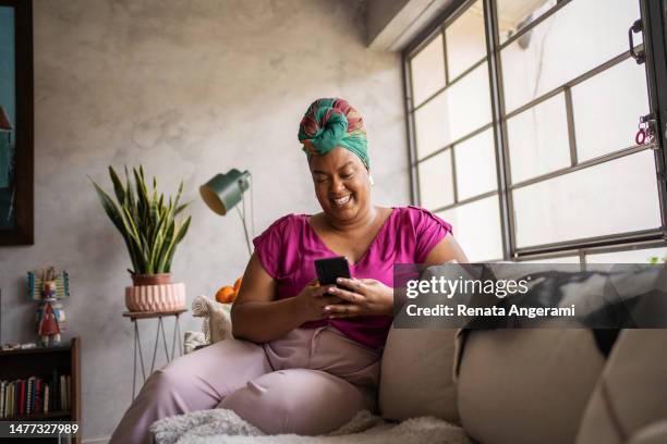 black mature woman using smart phone - brazilian headdress stock pictures, royalty-free photos & images