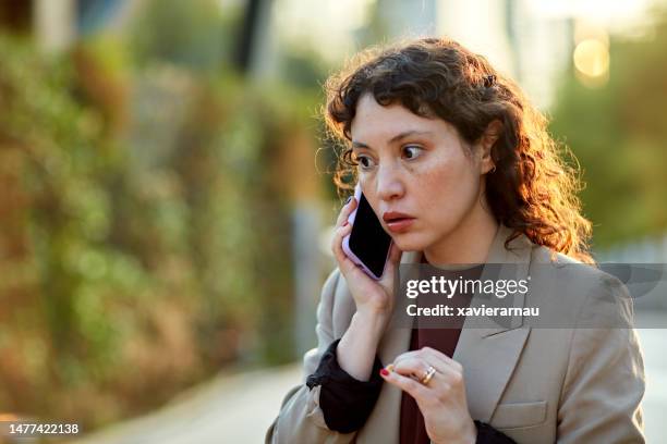 besorgte geschäftsfrau telefoniert im freien - talking head stock-fotos und bilder