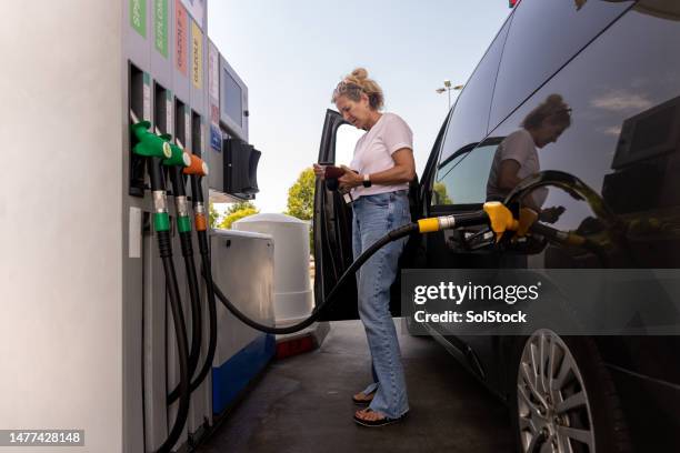 remplir la voiture - essence photos et images de collection