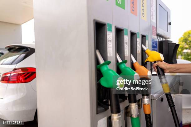 die wahl des richtigen kraftstoffs - diesel-kraftstoff stock-fotos und bilder