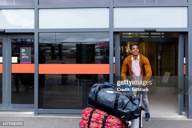 en una aventura en solitario - carrito-para-equipaje fotografías e imágenes de stock