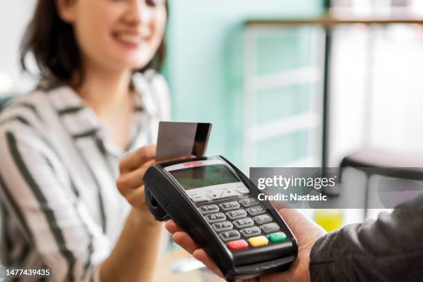 mujer haciendo el pago con tarjeta de crédito - credit card reader fotografías e imágenes de stock