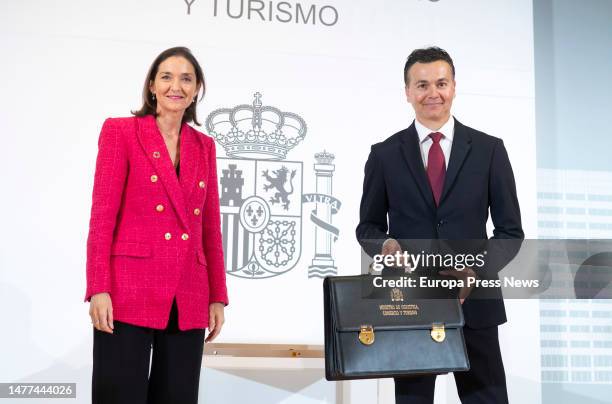 The hitherto Minister of Industry, Trade and Tourism and PSOE candidate for Madrid City Council, Reyes Maroto, and the new Minister of Industry,...