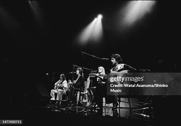 Paul McCartney and Wings perform on stage at Wembley Pool, London on 19th October 1976. L-R Jimmy McCulloch, Denny Laine, Linda McCartney, Paul...