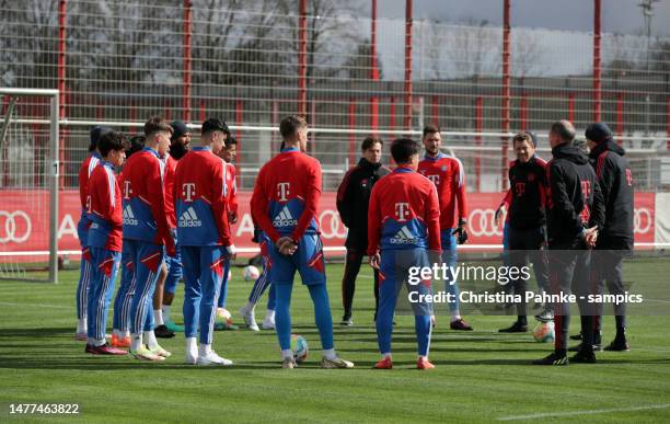 Thomas Tuchel head coach of FC Bayern Muenchen with his team during a training session at Saebener Strasse training ground on March 28, 2023 in...