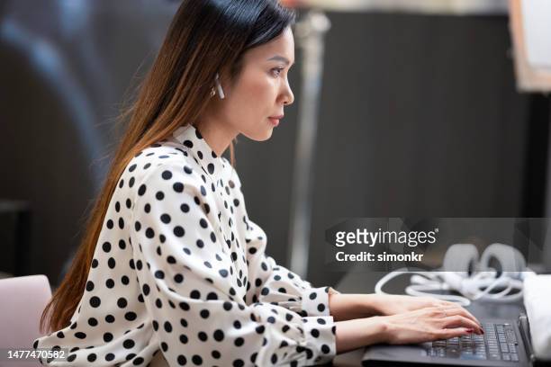woman using laptop - brown hair with highlights stock pictures, royalty-free photos & images