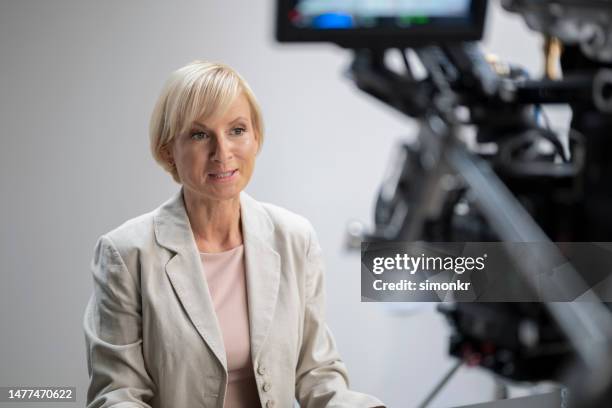 donna che registra video per blog - attrezzatura fotografica foto e immagini stock