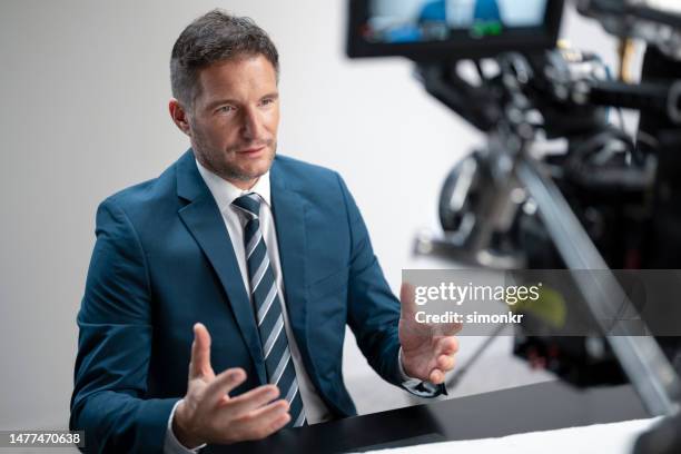 man recording video for blog - filmen stockfoto's en -beelden