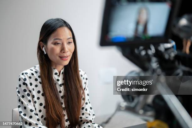 femme enregistrant une vidéo pour un blog - image animée photos et images de collection