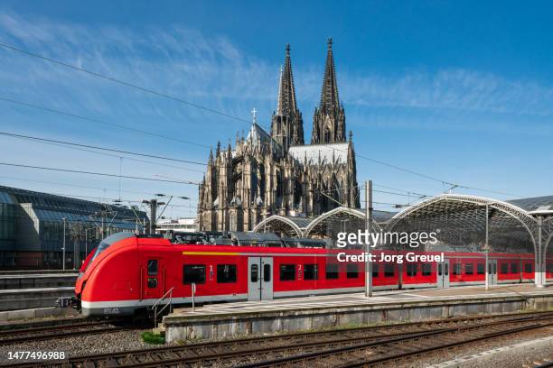 s-bahn (commuter train) arriving at cologne central station. cologne cathedral is visible in the background. - centraal station stock pictures, royalty-free photos & images