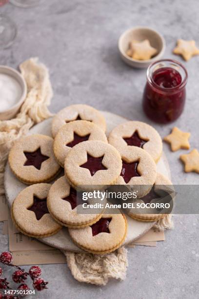 raspberry jam linzer biscuits for christmas - linzertorte stock-fotos und bilder