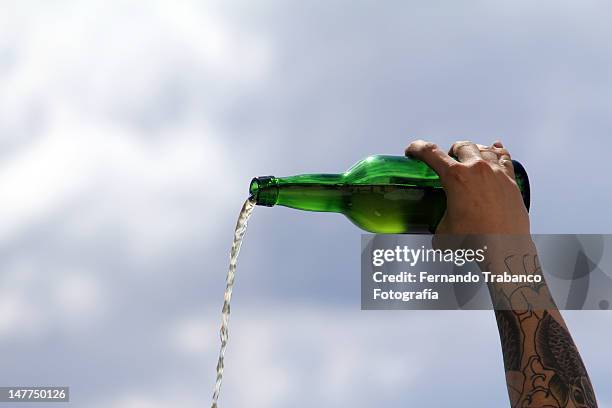 pour cider - sidra fotografías e imágenes de stock