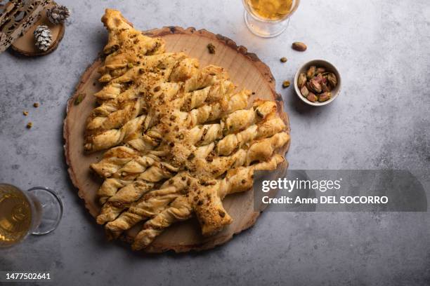 homemade christmas tree puff pastries with pesto sauce - häppchen stock-fotos und bilder