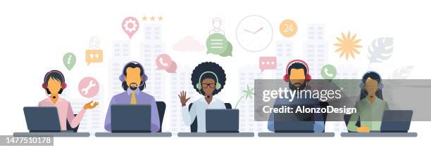 hotline-mitarbeiter helfen den kunden bei der lösung von problemen. kundendienst. callcenter. hotline-mitarbeiter mit kopfhörern auf dem laptop-bildschirm. - telefonieren stock-grafiken, -clipart, -cartoons und -symbole