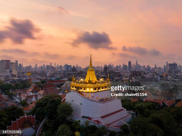 aerial view of bangkok city at golden pagoda or golden mountain temple. travel destination in bangkok thailand - grootste stockfoto's en -beelden