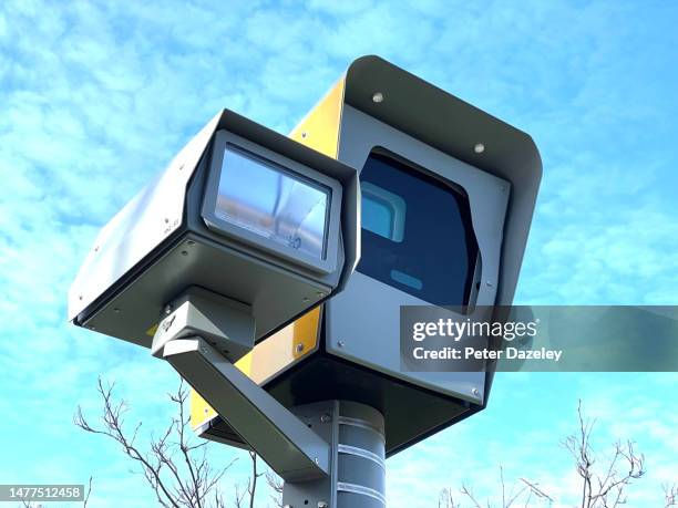 speed camera against blue sky - flitspaal stockfoto's en -beelden