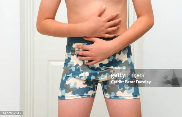 boy with stomach pain - norovirus fotografías e imágenes de stock