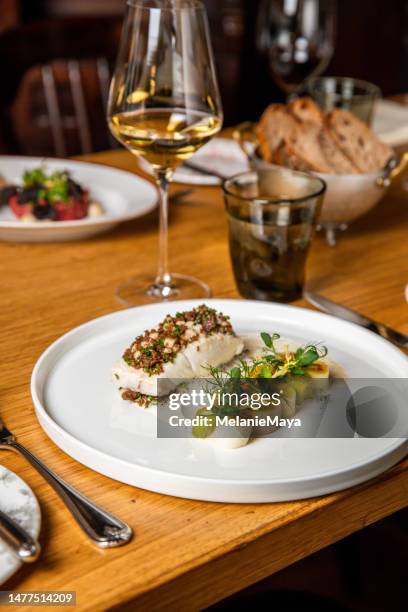 fischfilet mit lauchgemüse und kräutern im gourmetrestaurant michelin - trout stock-fotos und bilder