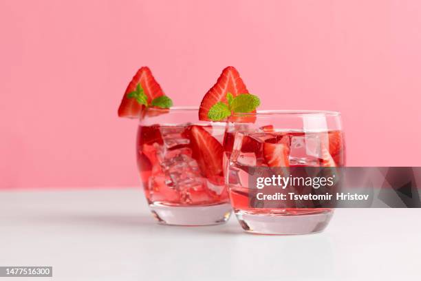 cocktail with strawberry, ice and mint in glasses. strawberry lemonade. - punsch stock-fotos und bilder