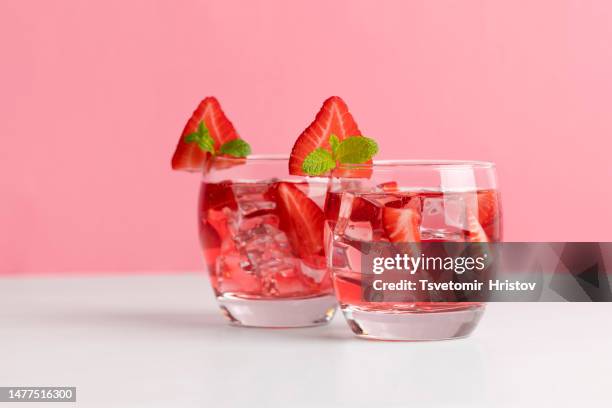 cocktail with strawberry, ice and mint in glasses. strawberry lemonade. - infused water stockfoto's en -beelden