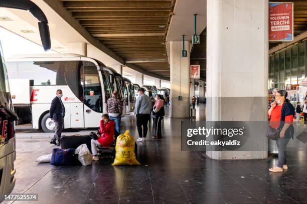 terminal de autobuses interurbanos - estación de autobús fotografías e imágenes de stock
