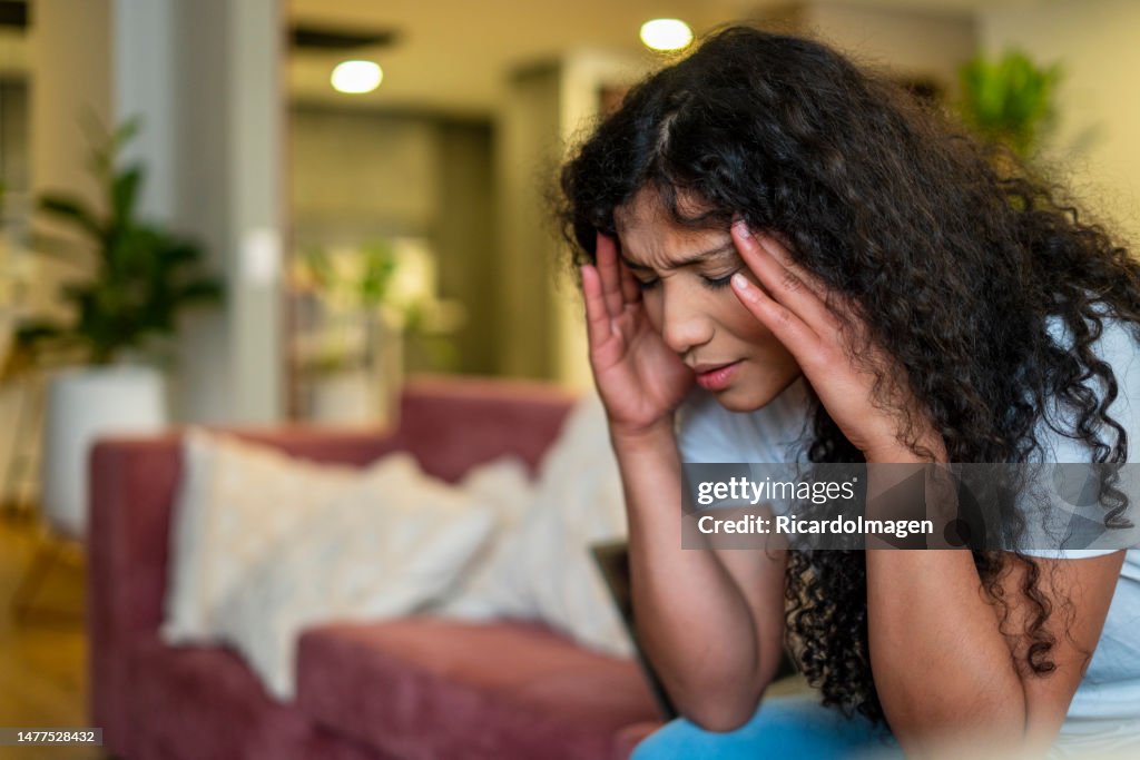 Frau mit Kopfschmerzen als Folge ihrer Angst in ihrem täglichen Leben