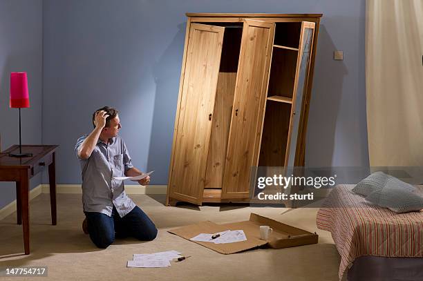 muebles planos hombre - deficiencia condición fotografías e imágenes de stock