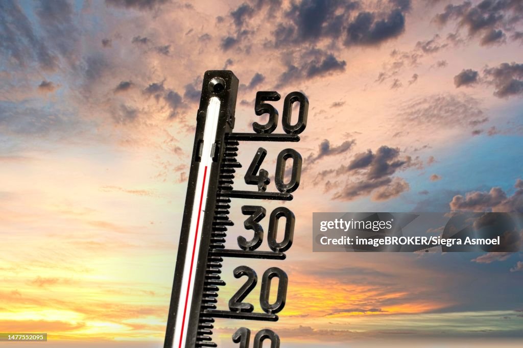 Symbolic image of the heatwave, thermometer at 45 degrees and a glowing sky, Berlin, Germany