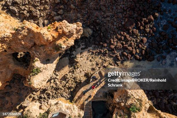 praia da marinha, rocks and cliffs, steep coast in the algarve, portugal - algarve portugal stock-grafiken, -clipart, -cartoons und -symbole