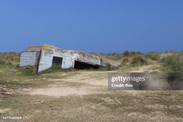 old bunker, blasted - arromanches 個照片及圖片檔