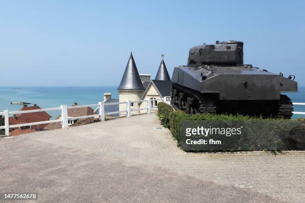 tank monument for d-day in world war ii, in the french normandy (arromanches) - arromanches 個照片及圖片檔