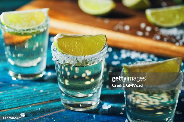 tequila shots mit salz und zitronensaft - tequila slammer stock-fotos und bilder